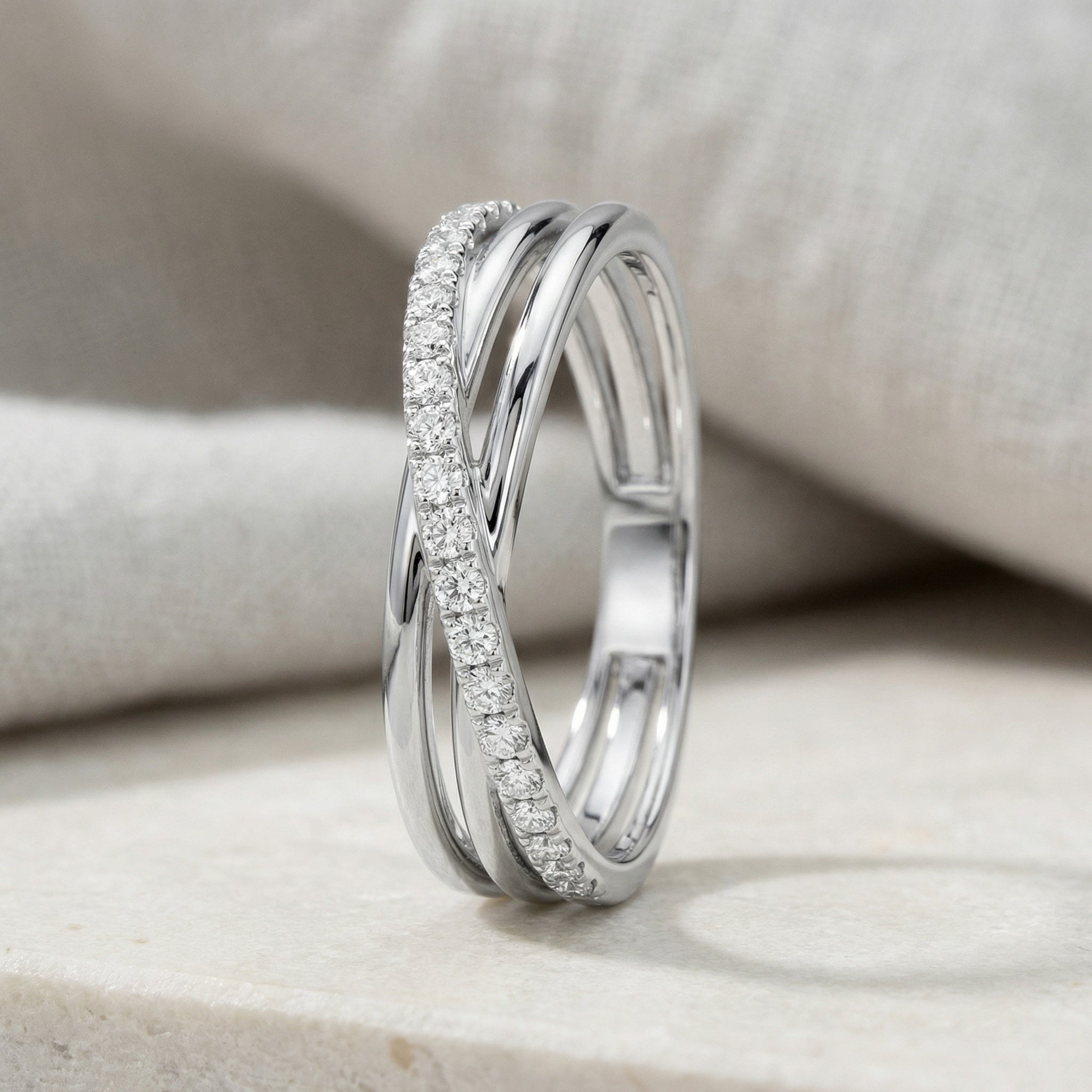 LUMINA ALBA TRIUM RING, PAVÉ | Heritage & Co.