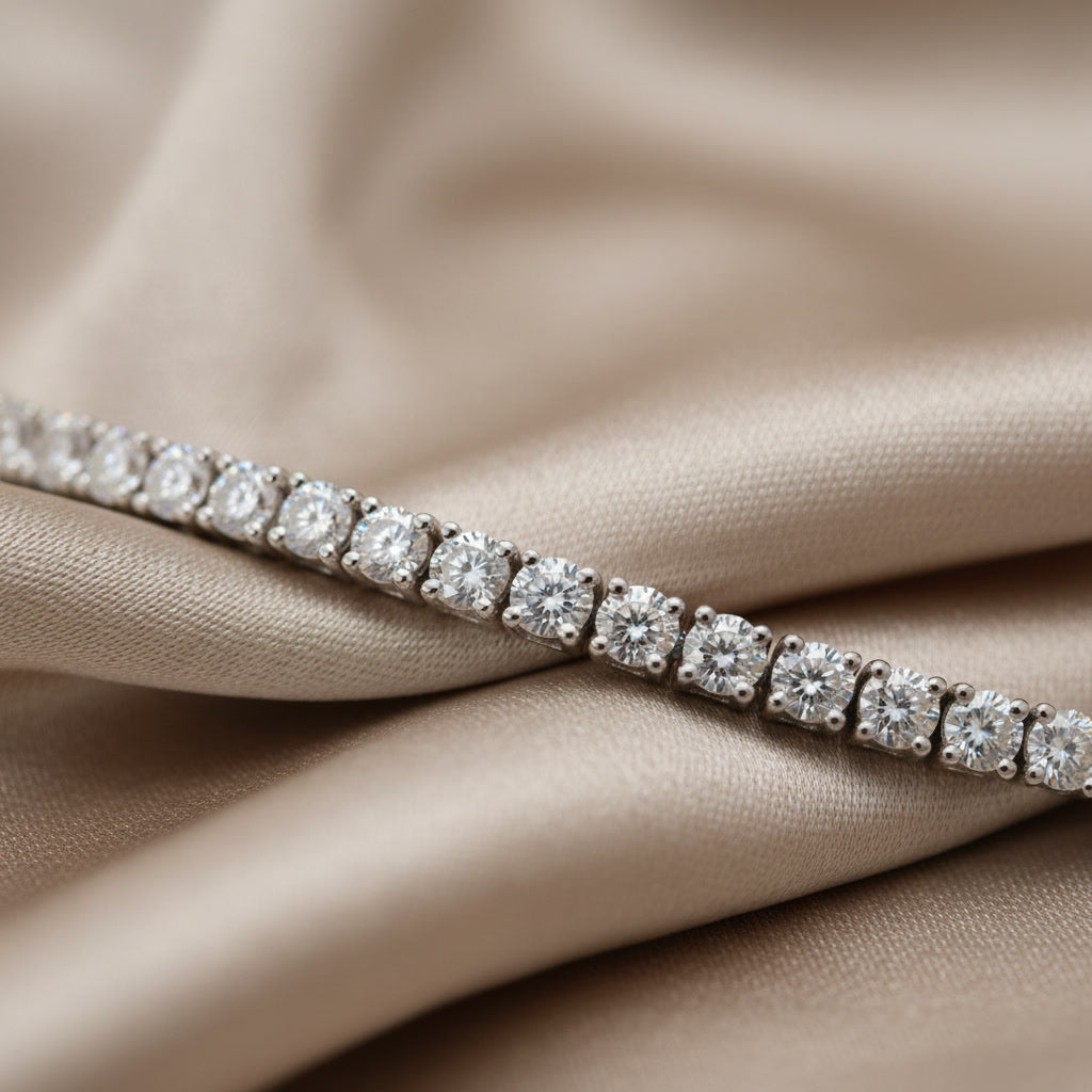 Close-up of 2mm brilliant-cut lab diamonds in four-claw settings on the LUMINA ALBA RIVIÈRE tennis bracelet